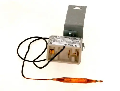 Bosch Thermostat mit Kabel und Sensor, in einem grauen Gehäuse, ausgestattet mit Kontakten und Anschlussmöglichkeiten zur Steuerung von Heizungsanlagen.